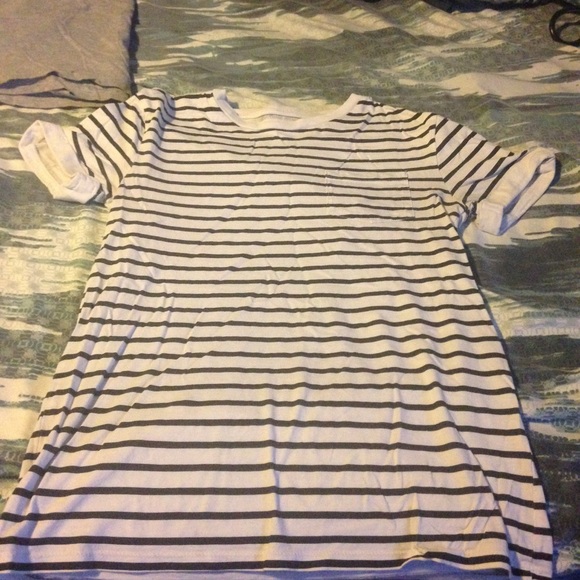 Black and white striped T-shirt - Picture 1 of 3